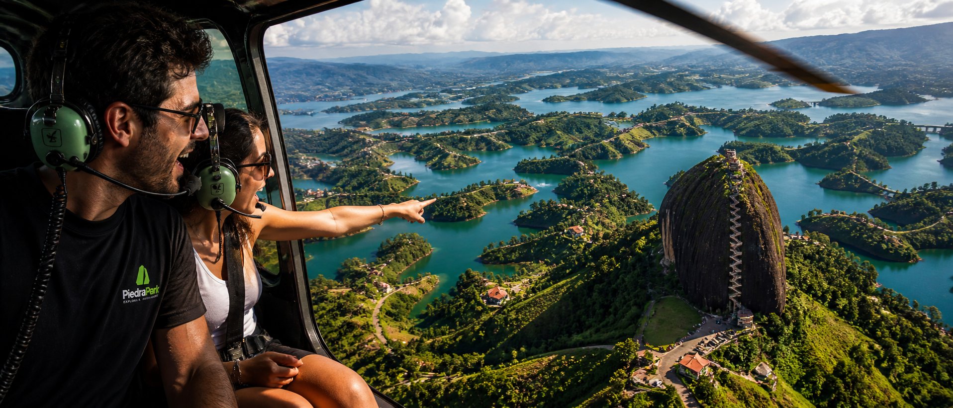 Vista aérea desde helicóptero sobre la Piedra del Peñol y Guatapé